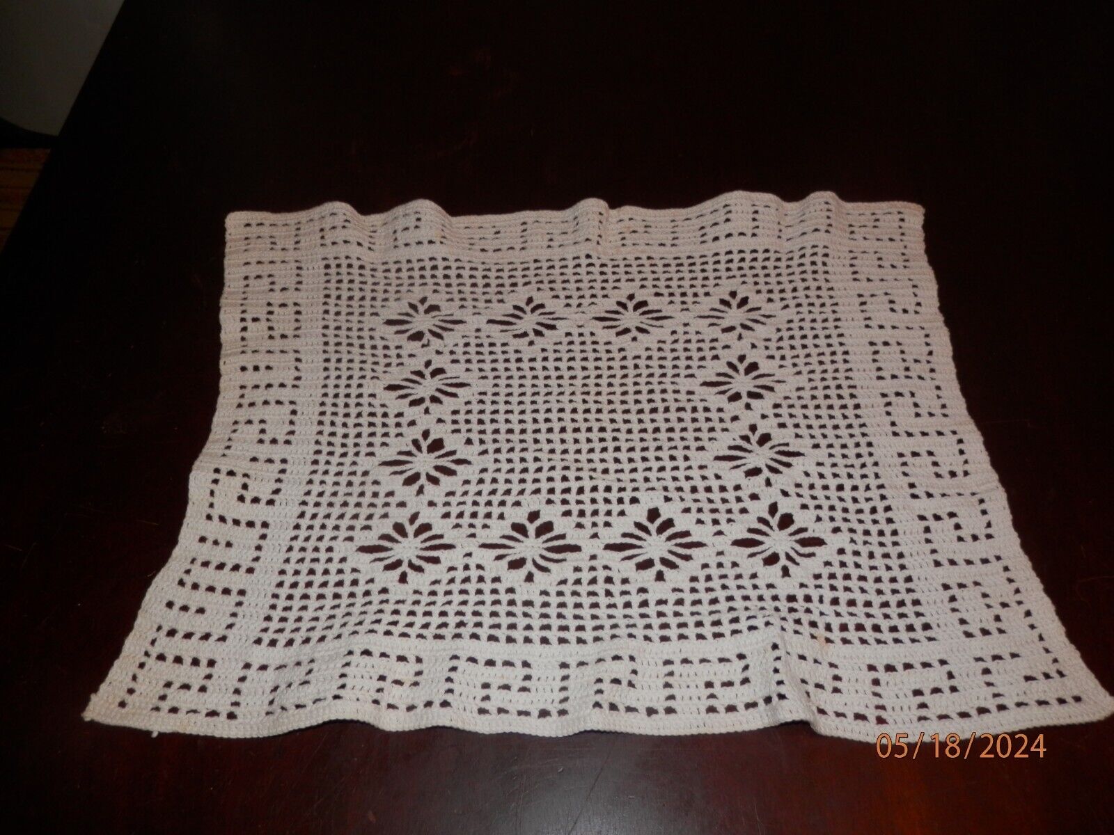 VINTAGE HANDCRAFTED SQUARE END TABLE/ DRESSER TOPPER CROCHET AROUND WHITE 12X16