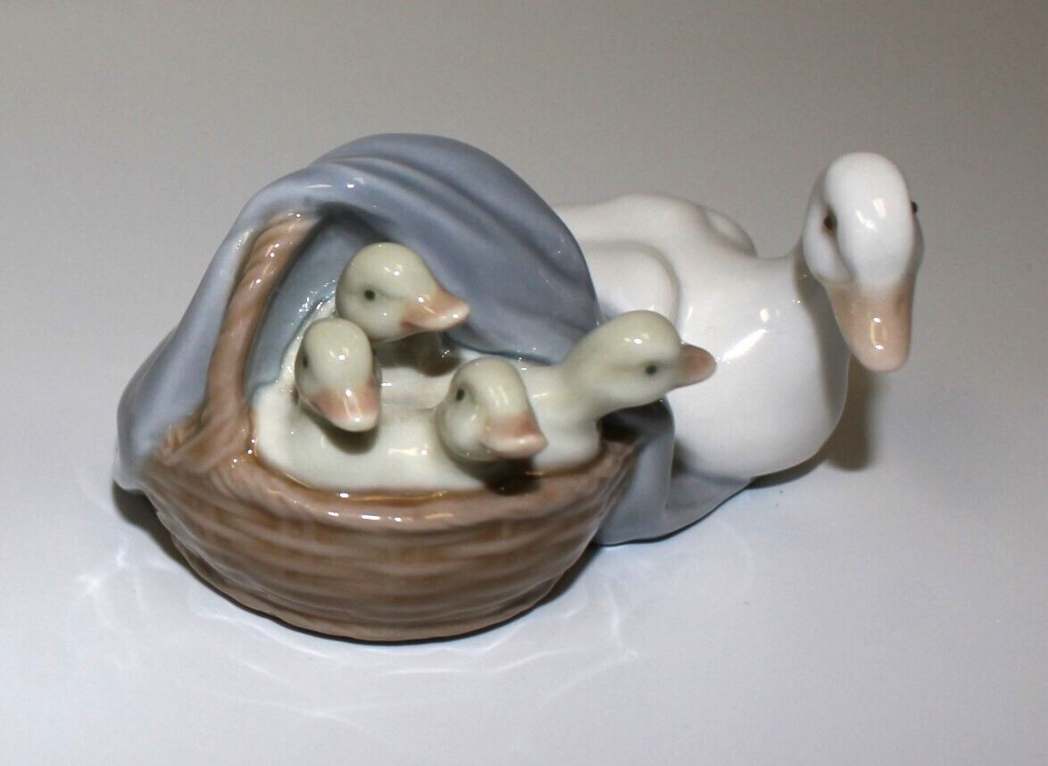 Lladro Mother Goose with 4 Ducklings in a Basket Porcelain Gloss Figurine, 4895