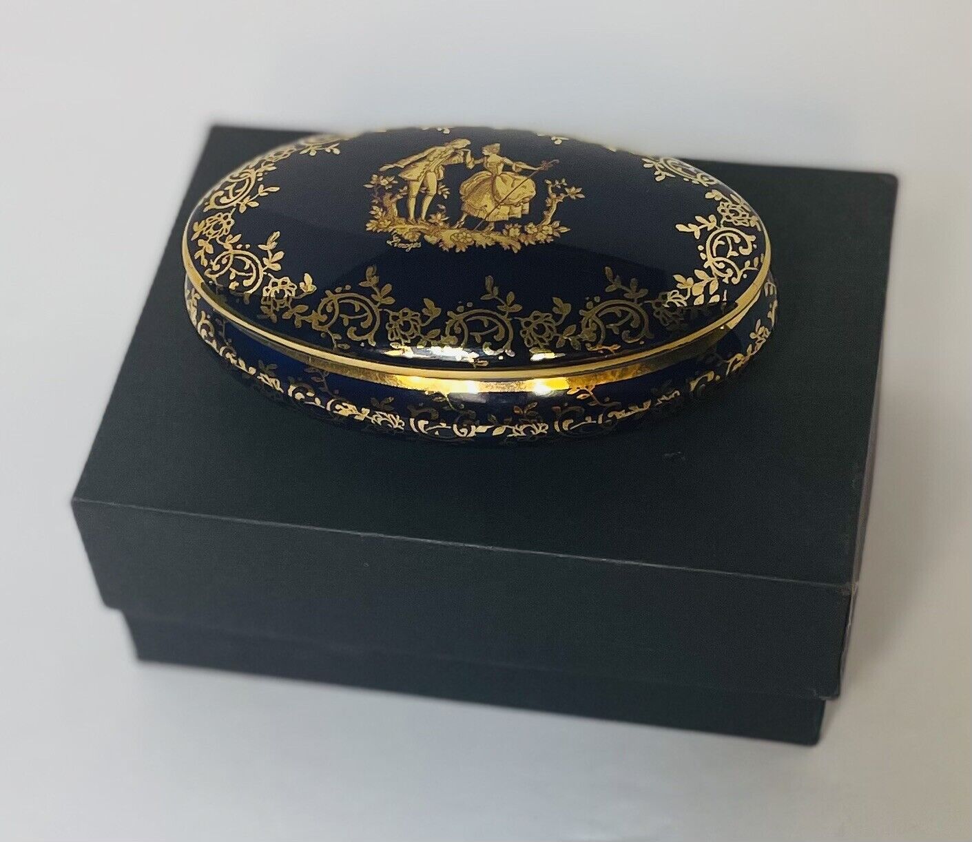 VTG Limoges Trinket Box France Love Courting Couple Lid Gold Trim Jewelry