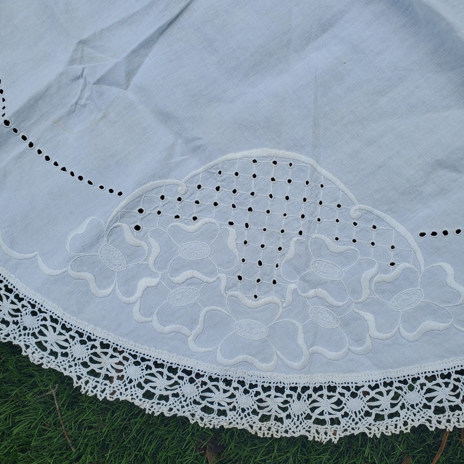 Antique White Linen Floral Embroidery & Bobbin Lace 27\