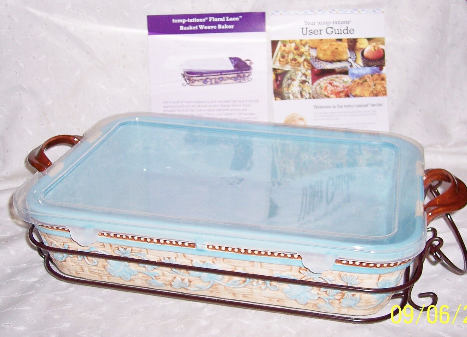 TEMPATIONS OLD WORLD 4 QT BLUE SQUARE BAKER TRIVET RACK WITH LID NEW BY TARA
