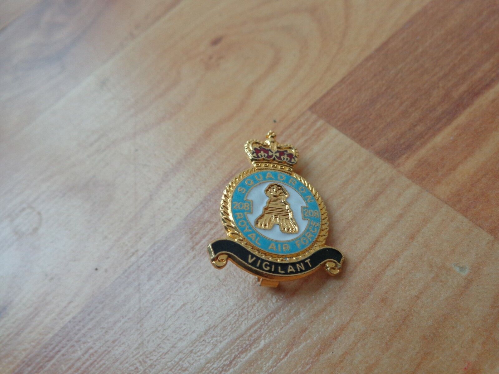 RAF ROYAL AIR FORCE MUSEUM NO.208 SQUADRON GOLD PLATED ENAMEL PIN BADGE