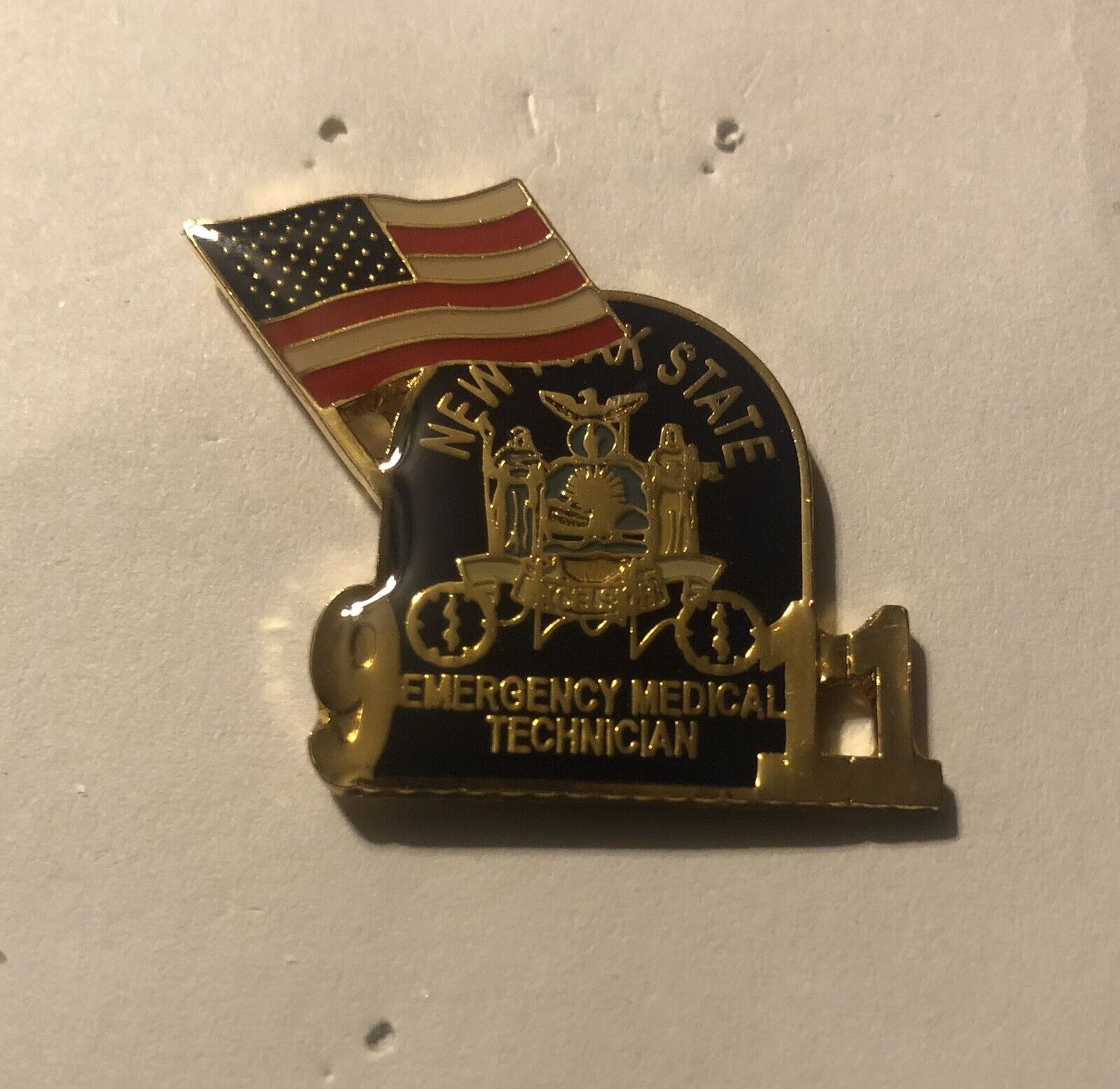 9/11/01 NEW YORK STATE EMERGENCY MEDICAL TECHNICIAN W/FLAG COMMEMORATIVE PIN