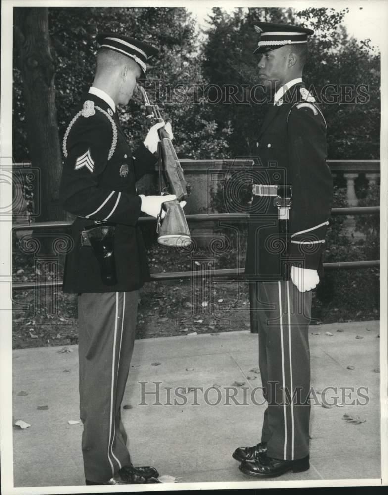 1963 Press Photo Sgt. Edwin Davenport inspects rifle of Pfc. Hillard Jordan