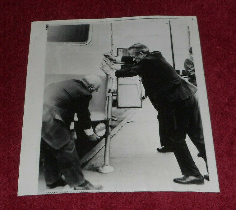 1973 Press Photo Senator Henry M Jackson Helps Newsman Push Car Ephrata WA