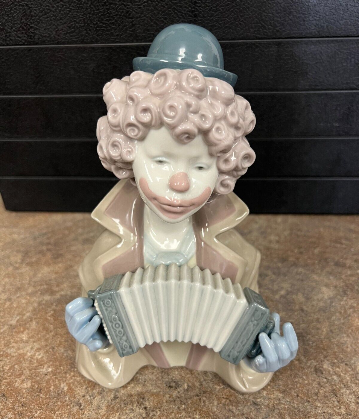 Lladro Fine Melody Clown Playing Concertina 7 1/2 Inch Figurine 5585