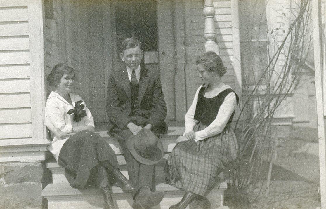 PH85 Vtg Photo THREE ON PORCH, CLARK ST, REEDSBURG, WI c 1918