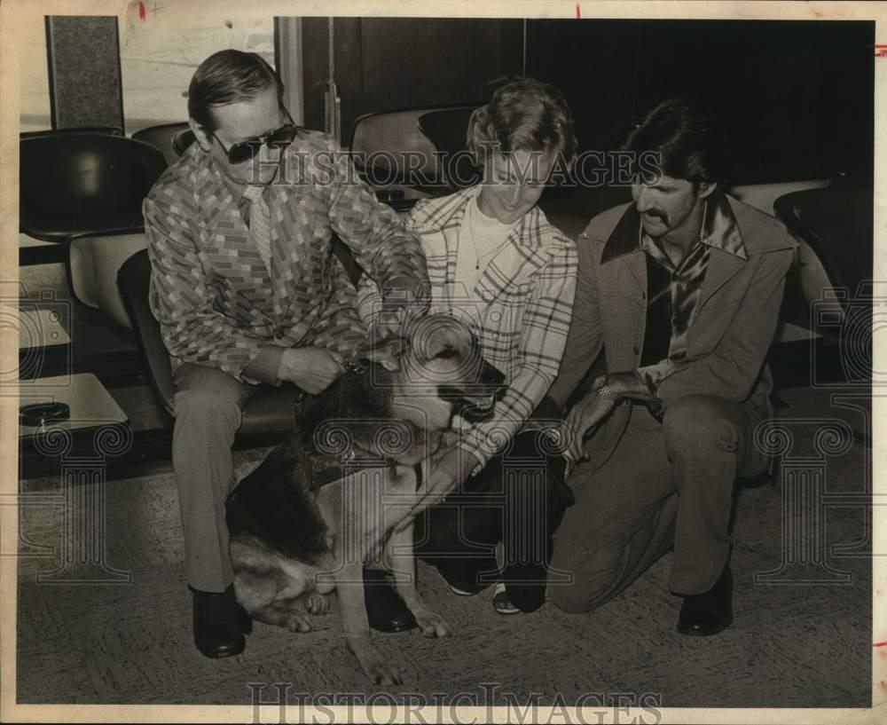 1979 Press Photo Dog named Lottie with Admirers - saa88257