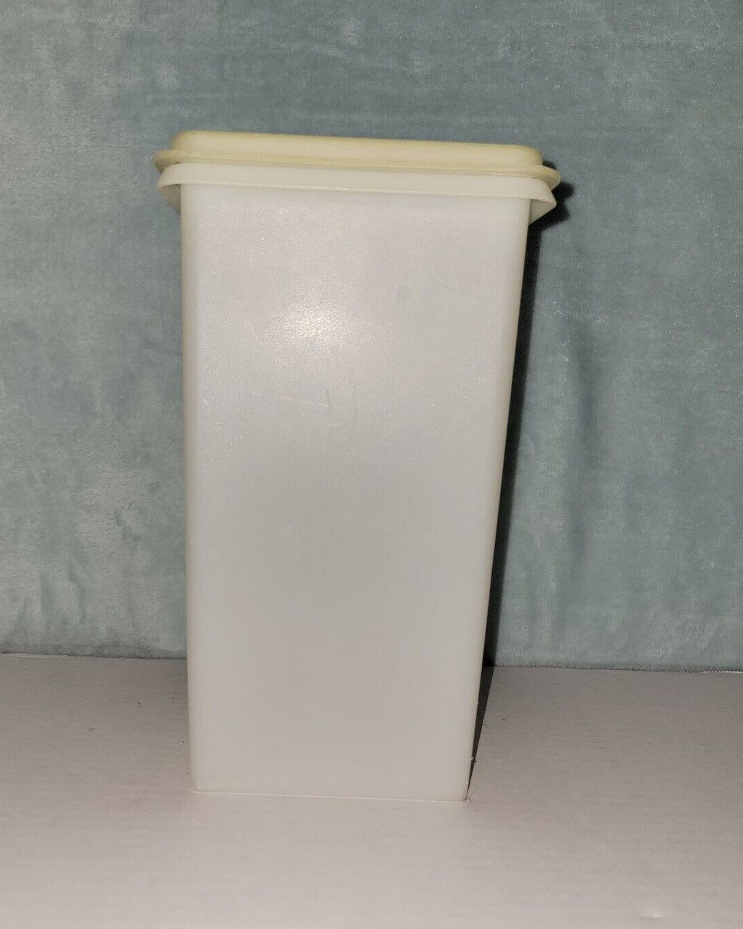 Vintage Tupperware Saltine/Cracker Bread Keeper #1314 Container Lid #1315 White