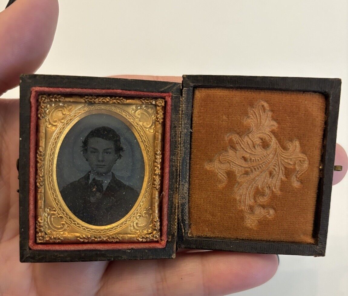 SMALL 1850’s DAGUERREOTYPE  OF YOUNG MAN Or BOY