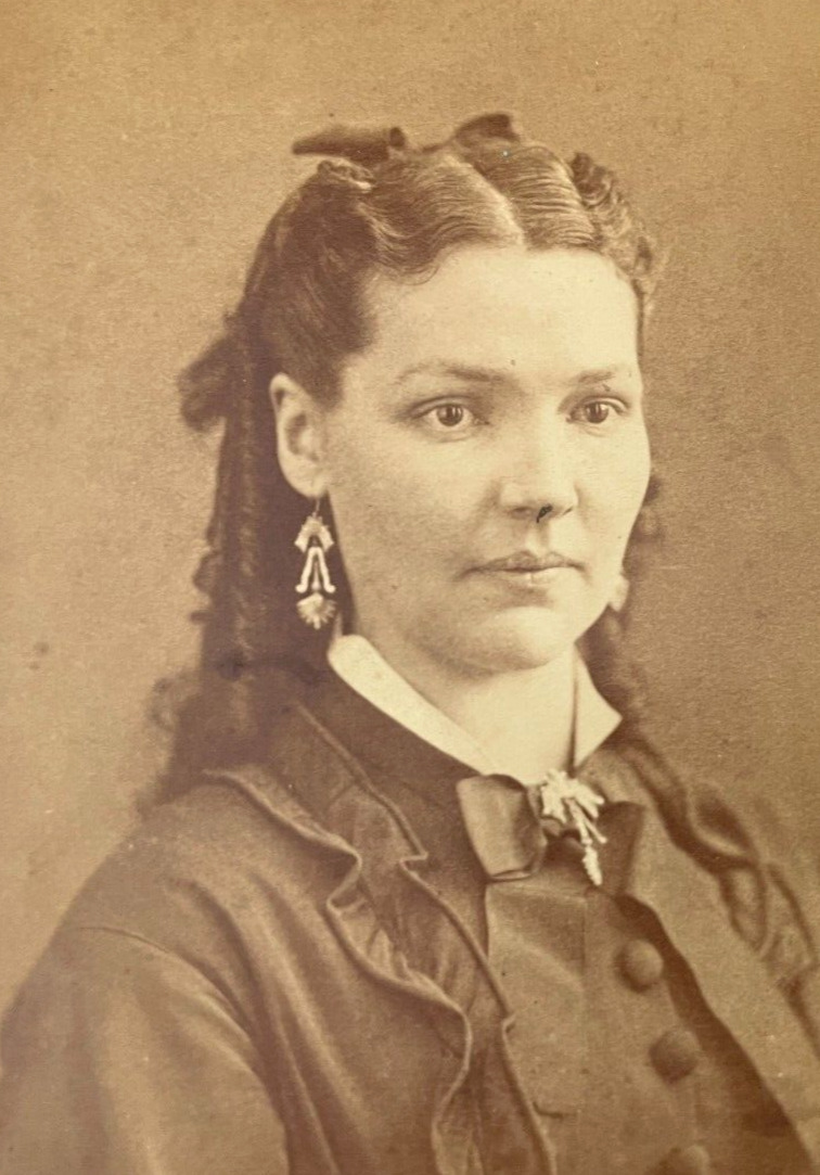 ANTIQUE CDV PHOTO CHARMING WOMAN BOTTLE CURLS WEARS JEWELRY 1880s OBERLIN OHIO