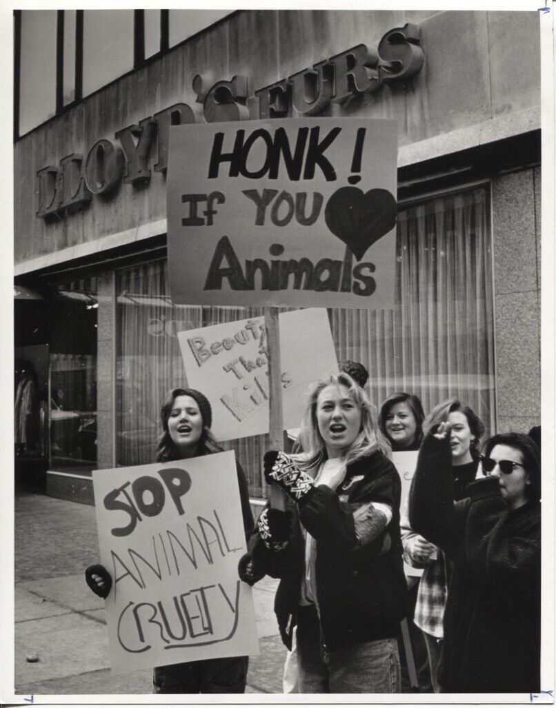 1989 Press Photo Protestors in Front Lloyd's Furs for Killing Animals Bear Creek