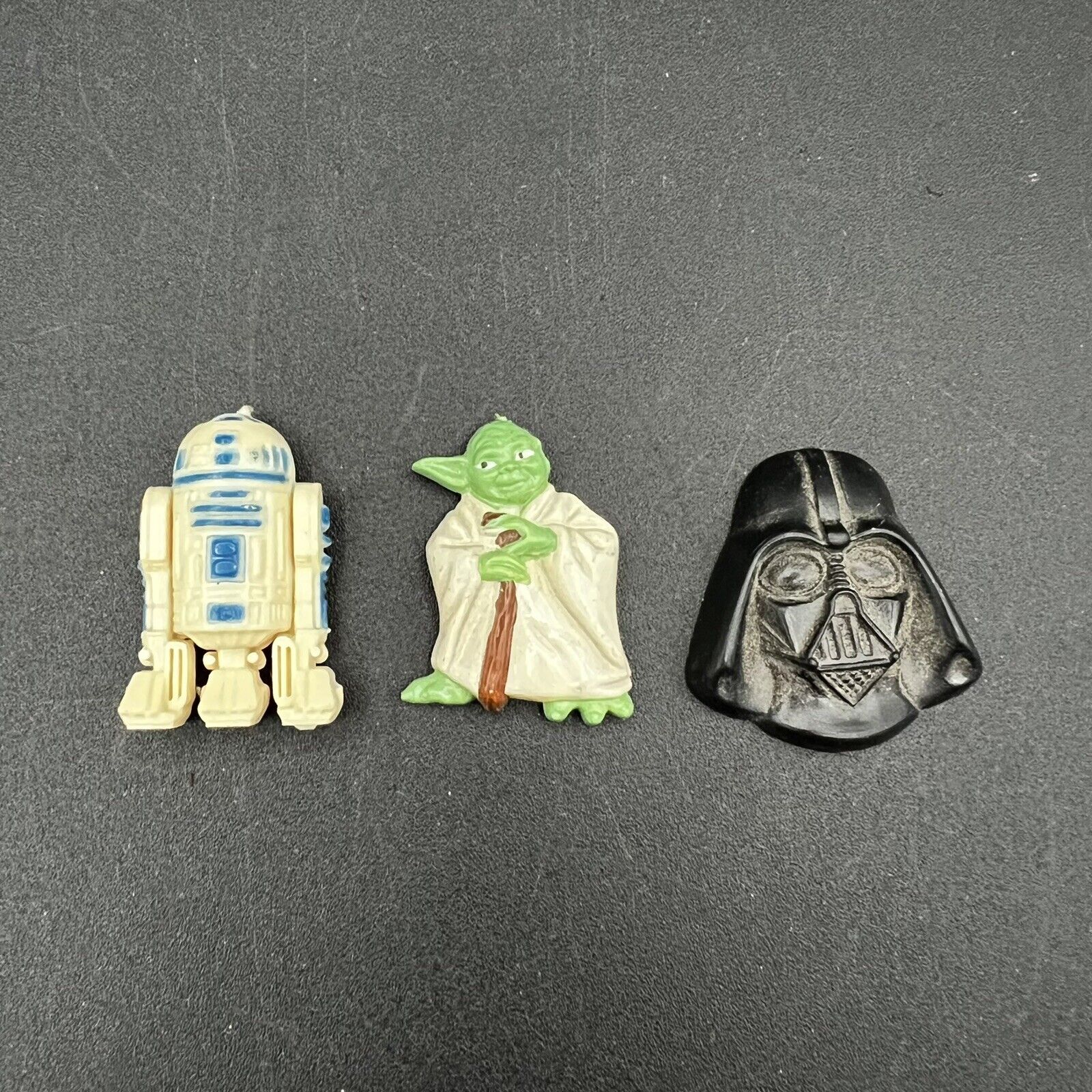 Vintage 1983 Star Wars Return Of The Jedi Magnets Lot, Vader, R2D2 and Yoda