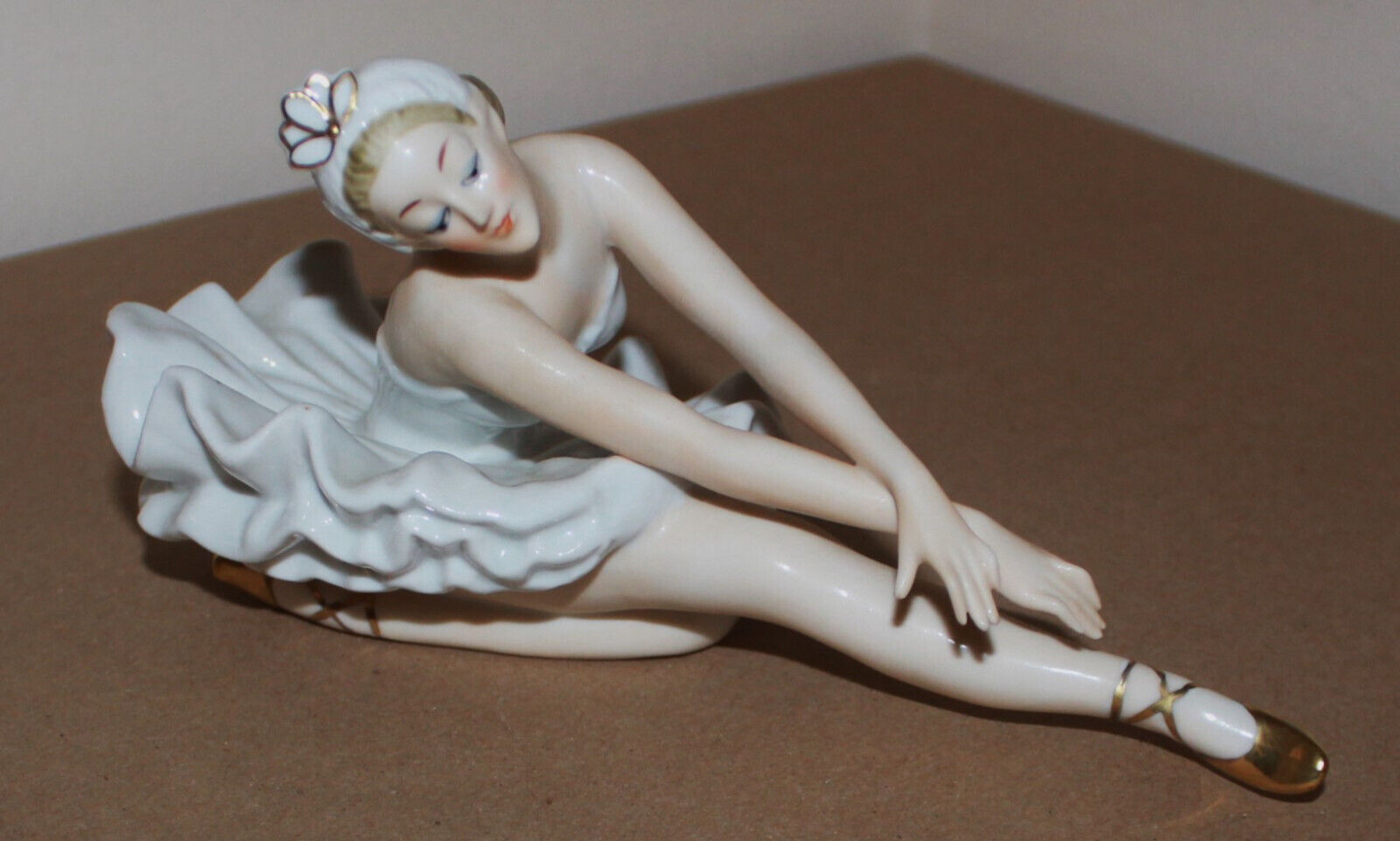 Vintage Wallendorf Porcelain Figurine Woman Ballerina Swan Dance Ballet 7.8\