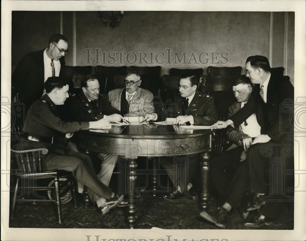 1932 Press Photo Conference Between N.G. Offices And Lenders