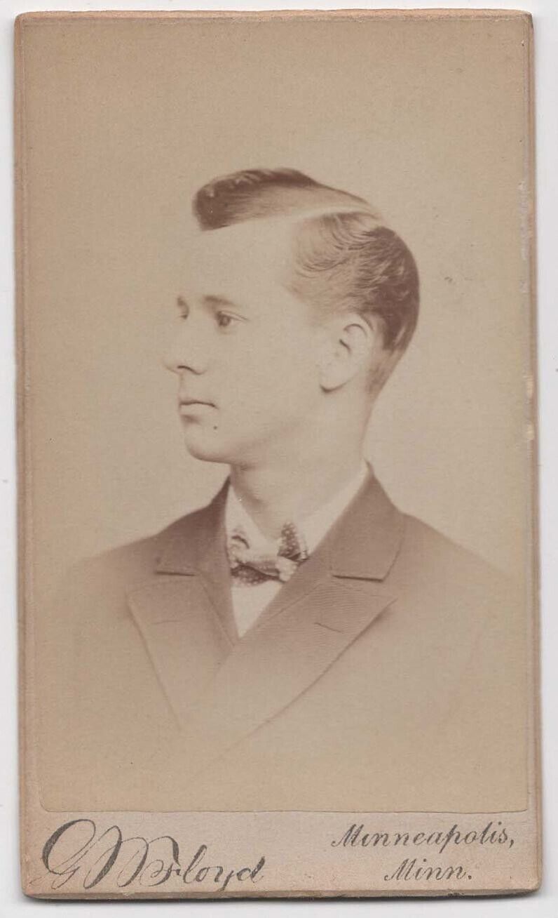 ANTIQUE CDV CIRCA 1880s HOYD HANDSOME YOUNG MAN IN SUIT MINNEAPOLIS MINNESOTA