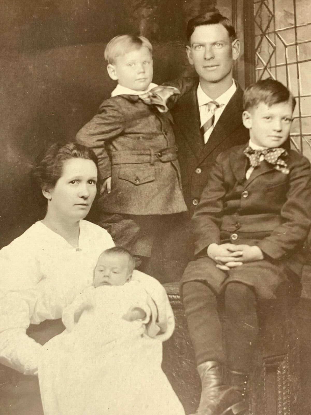 AxI) Photograph Family Circa 1910-1920\'s 2 Boy Infant Mom Dad Boots