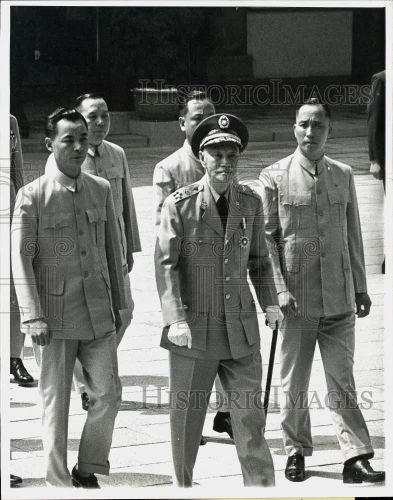 1971 Press Photo Chiang Kai-shek and military escorts arrive in Yuanshan, Taiwan