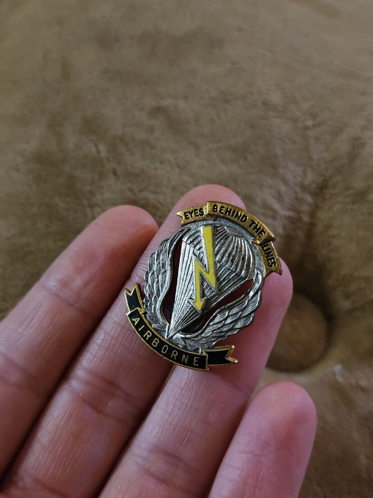 POST WWII US Army 7th Corps LRRP Airborne Crest Pin