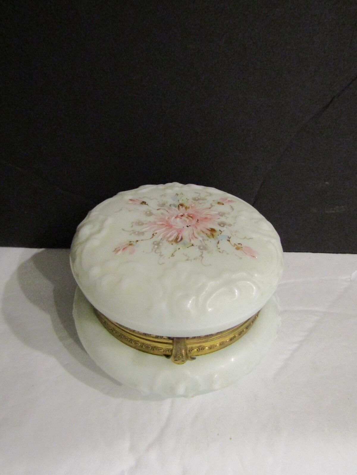 Vtg 1890\'s Wavecrest Art Glass Powder Box Vanity Box Hand Painted Chrysanthemum