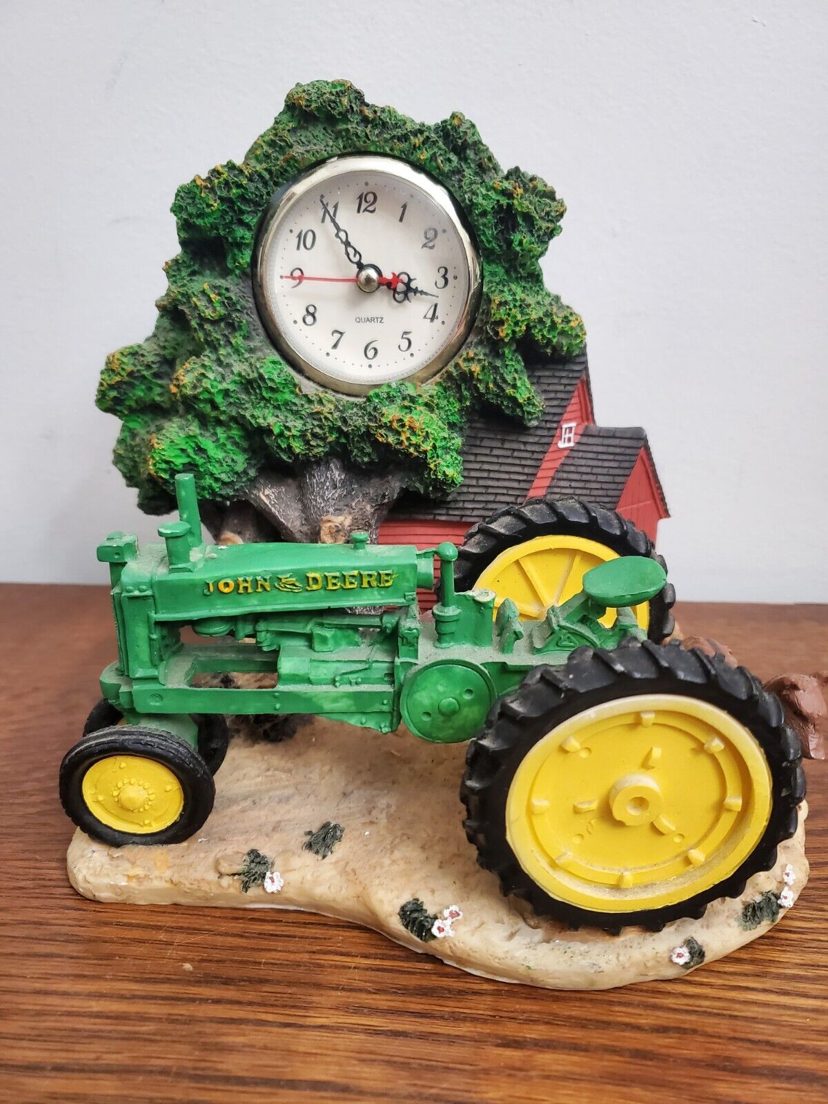 JOHN DEERE Quartz Clock Farm Setting Scene Antique Tractor Barn Dogs Tree T68