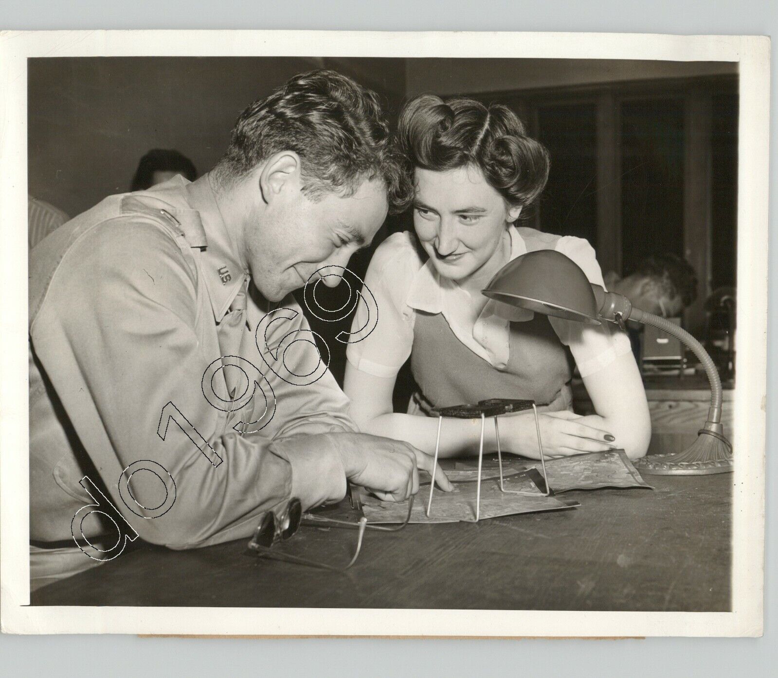 Lt. HOWARD SCHNUR & MARIAN STOCK Flirt @ PRINCETON U, NJ WWII 1942 Press Photo