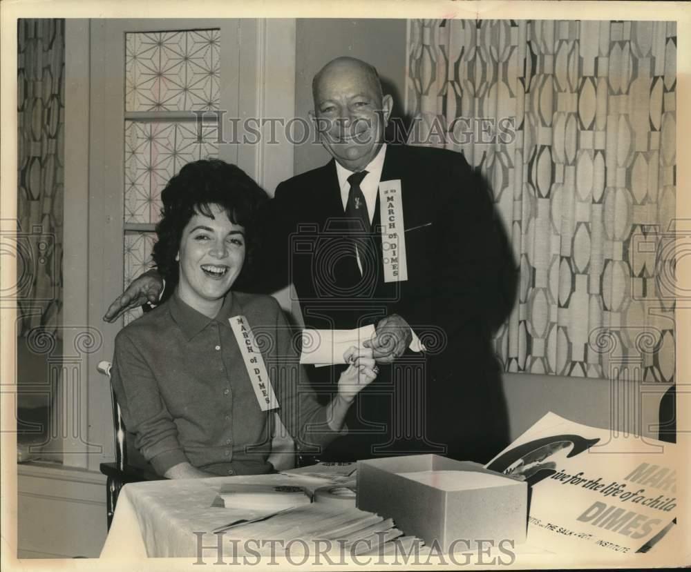 1962 Press Photo Shirlee Taylor and Dan Quill with March of Dimes mailers, Texas