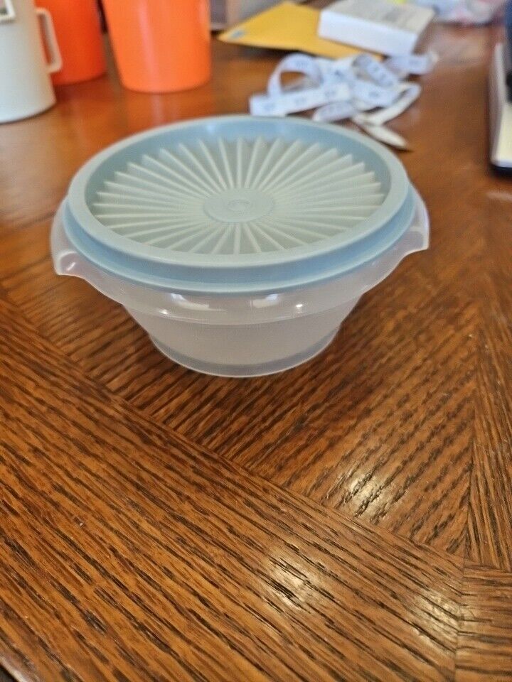 Tupperware Vintage 1323-20 Small Container with Lid.