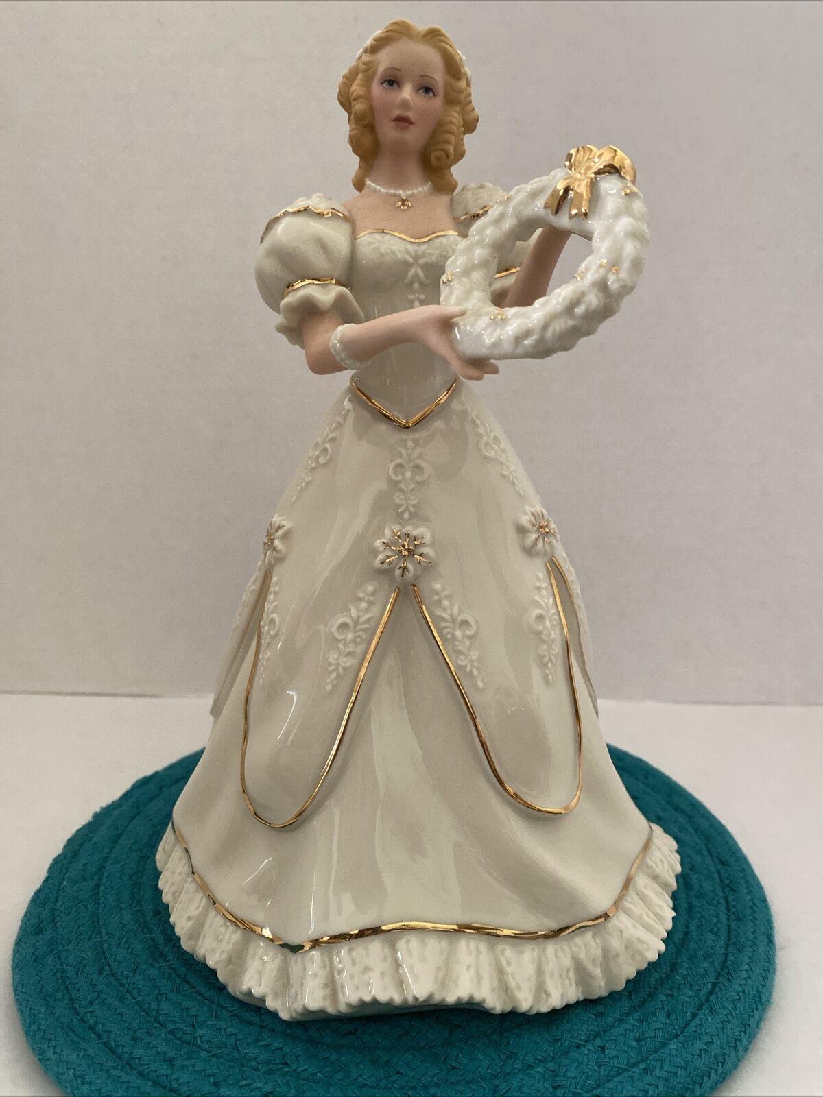 Lenox “A Christmas Welcome” Ivory Classic Limited Edition 1999 Figurine- MINT