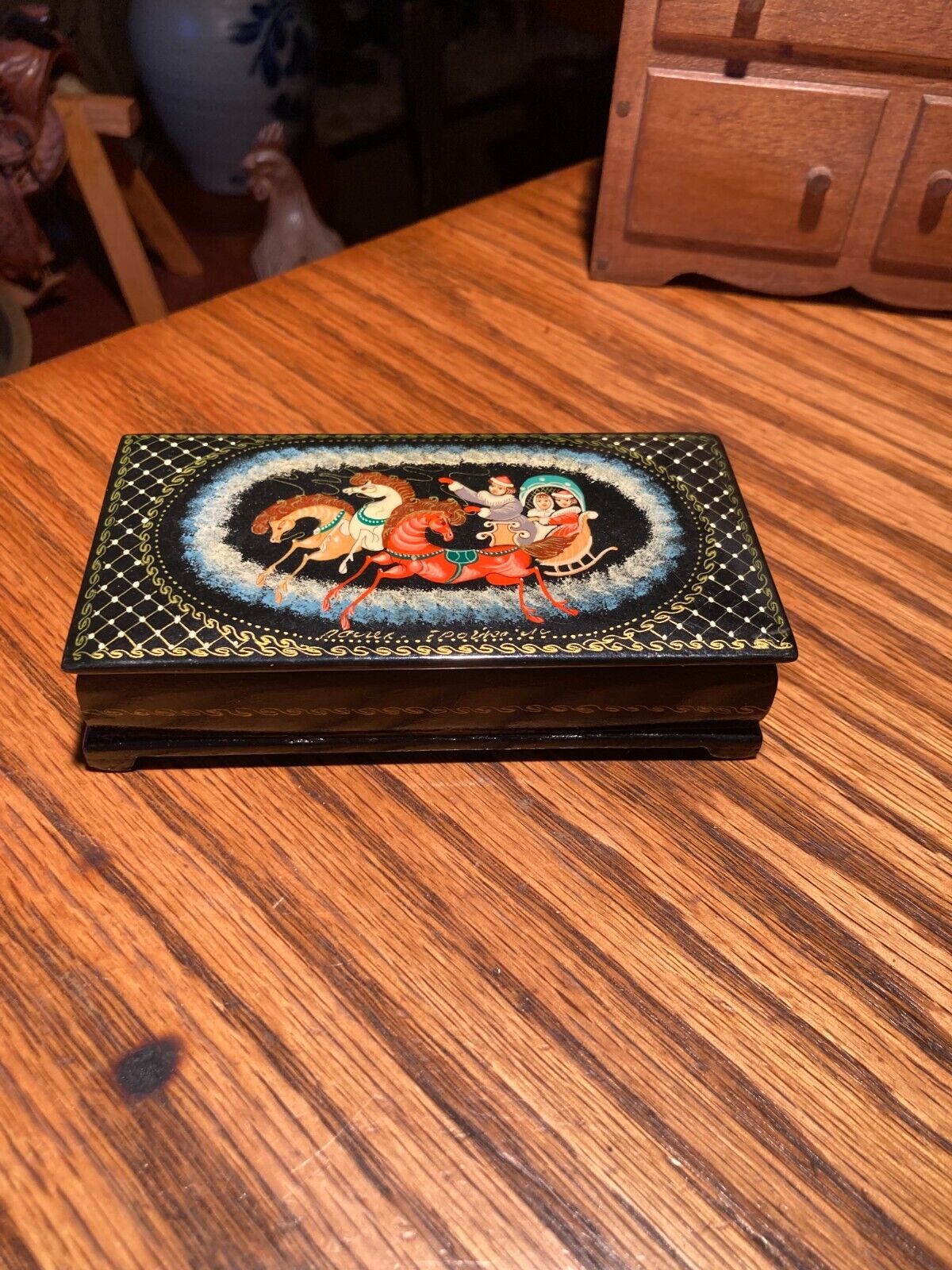 A NICE SMALL RUSSIAN LAQUERE BOX, SIGNED IN RUSSIAN