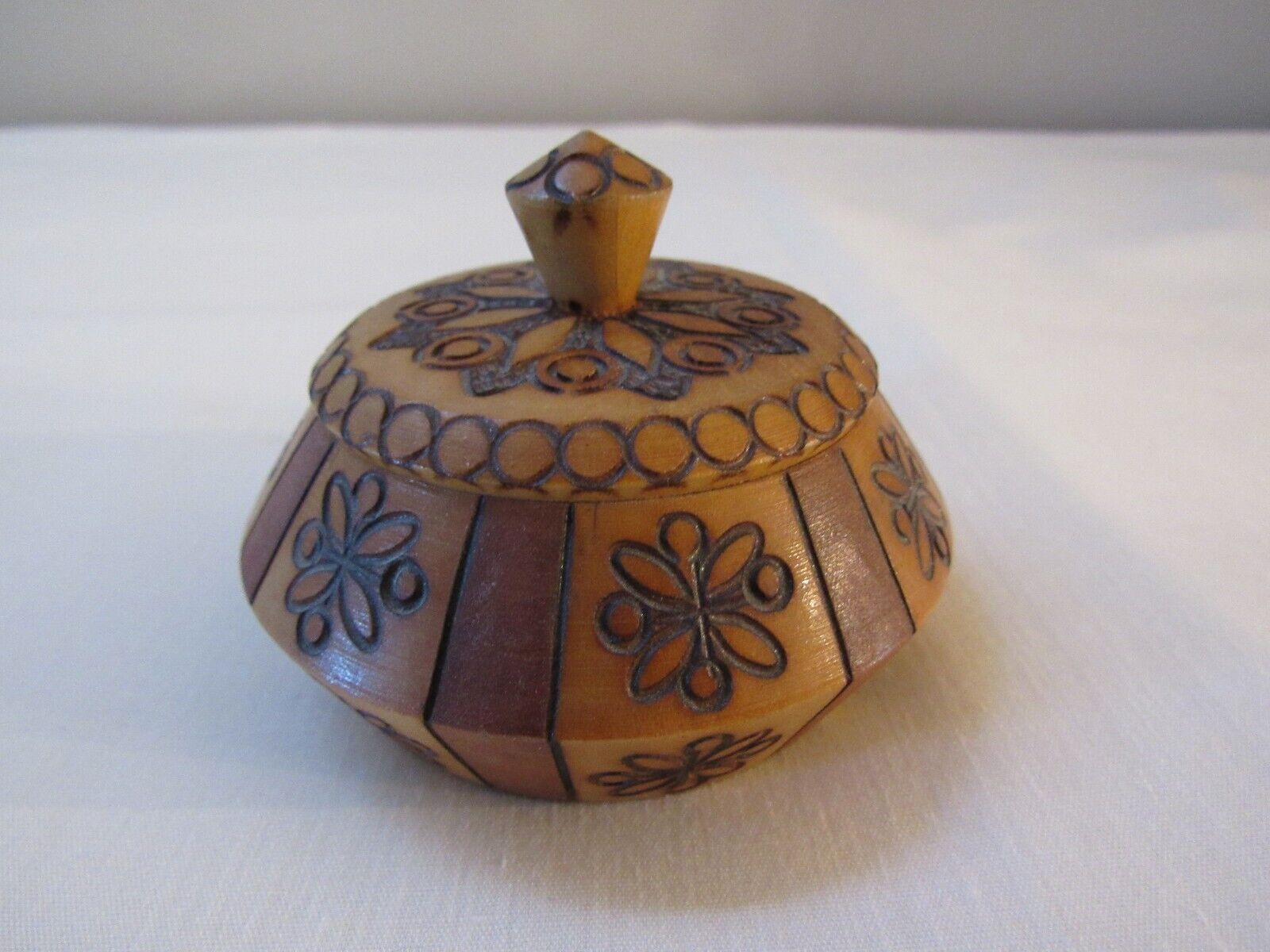 Vintage Hand Carved Round Wood Trinket Box w/Lid  Unmarked  EUC