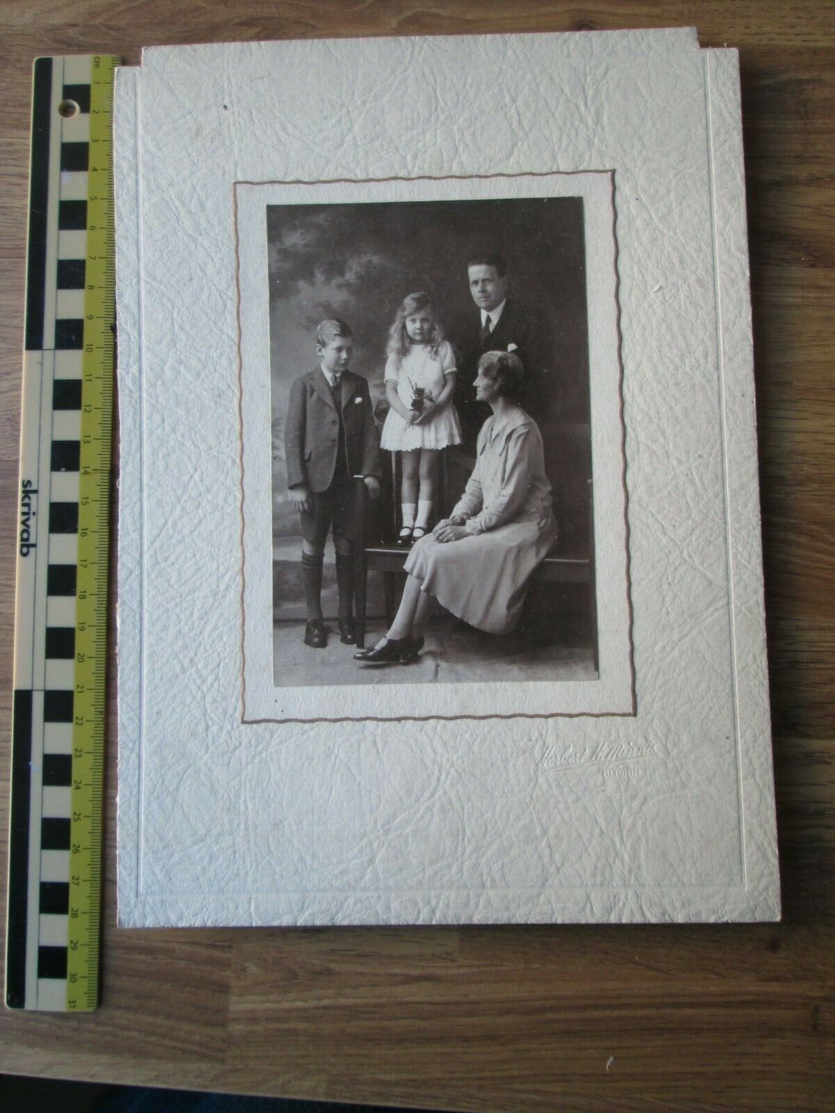 Herbert H Minnis, Hitchin, photographer - family Portrait 28 x 20 cm