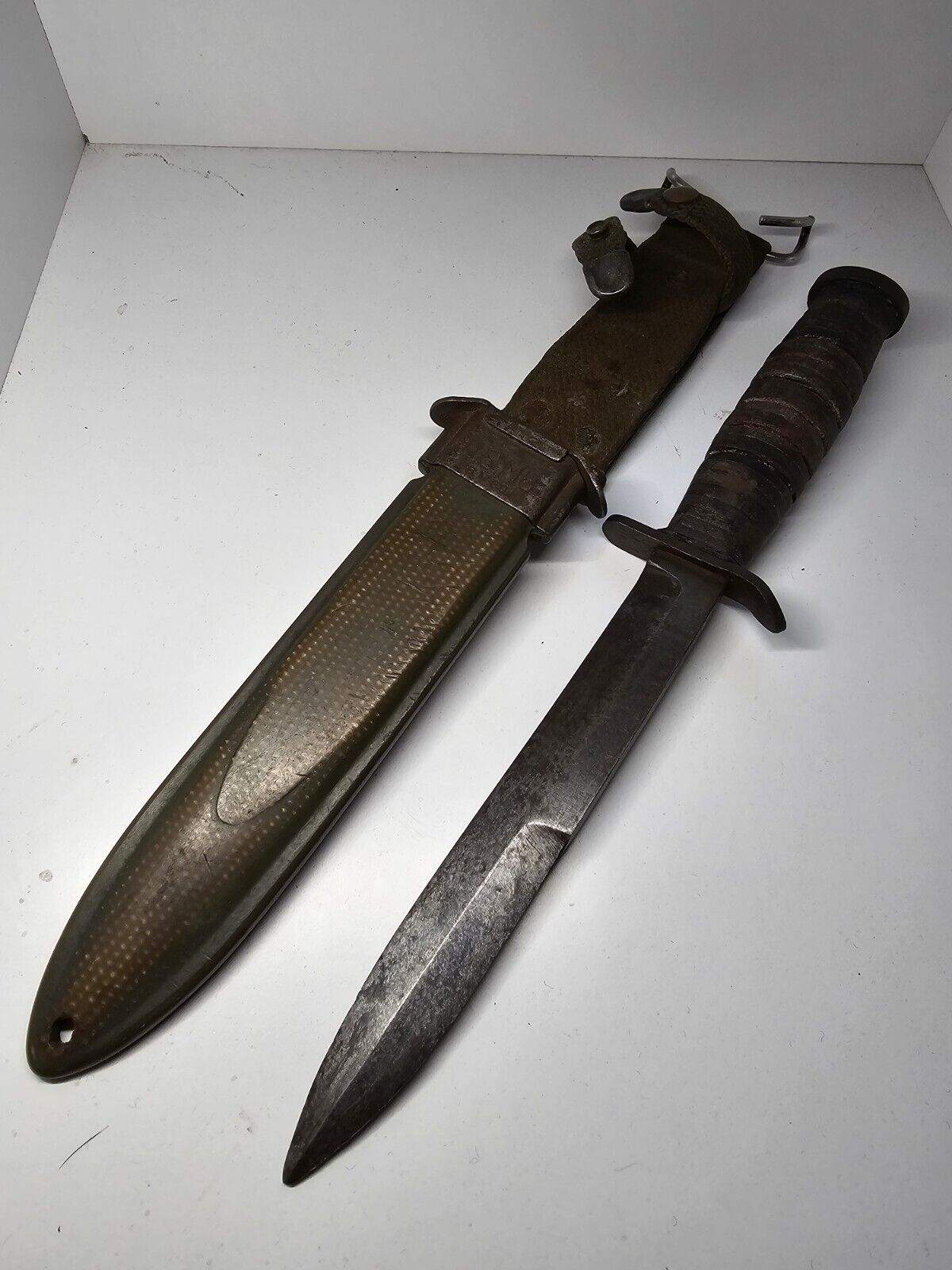 VINTAGE ORIGINAL WWII US M3 UTICA FIGHTING KNIFE-WITH US M8 B M CO SCABBARD