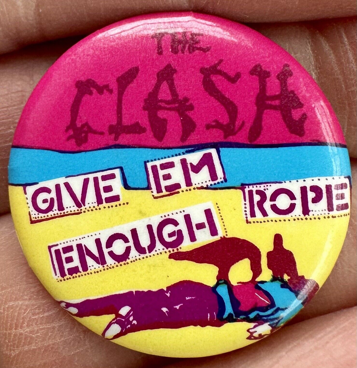 Vintage THE CLASH Pin PINBACK Button PUNK Rock n’ Roll Badge GIVE EM ENOUGH ROPE