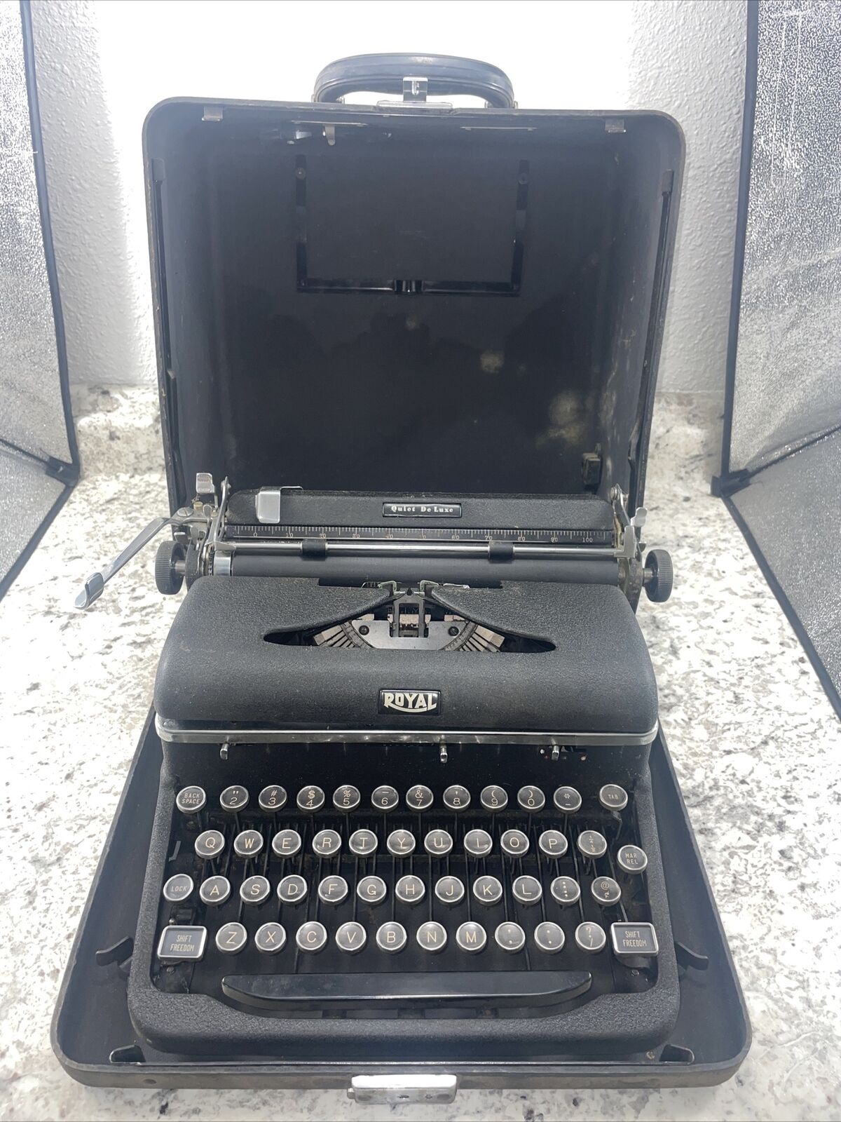 VTG Royal Quiet De Luxe Portable Typewriter w/ Storage Case - Good Condition