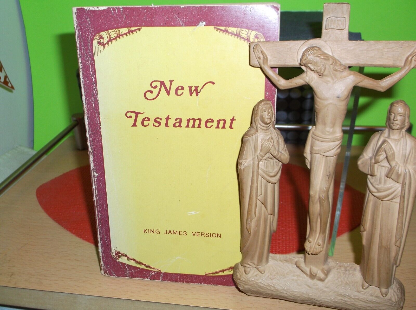 book / new testament / paperback / 1985 / dugan press / cross