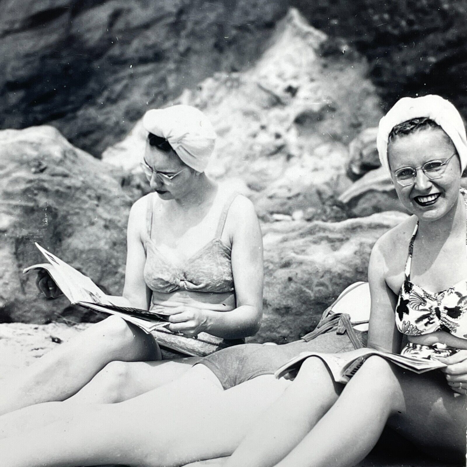 J8 1940\'s Two Beautiful Women 2 Sunbathing Beauties Beach Artistic Turbans Read