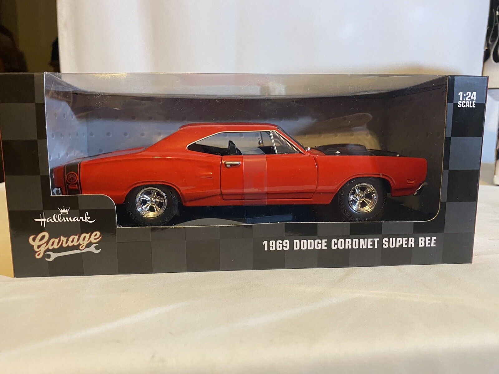 POWERFUL FIRE RED 1:24 SCALE 1969 DODGE CORONET SUPER BEE, NIOB HARNESSES SEALED