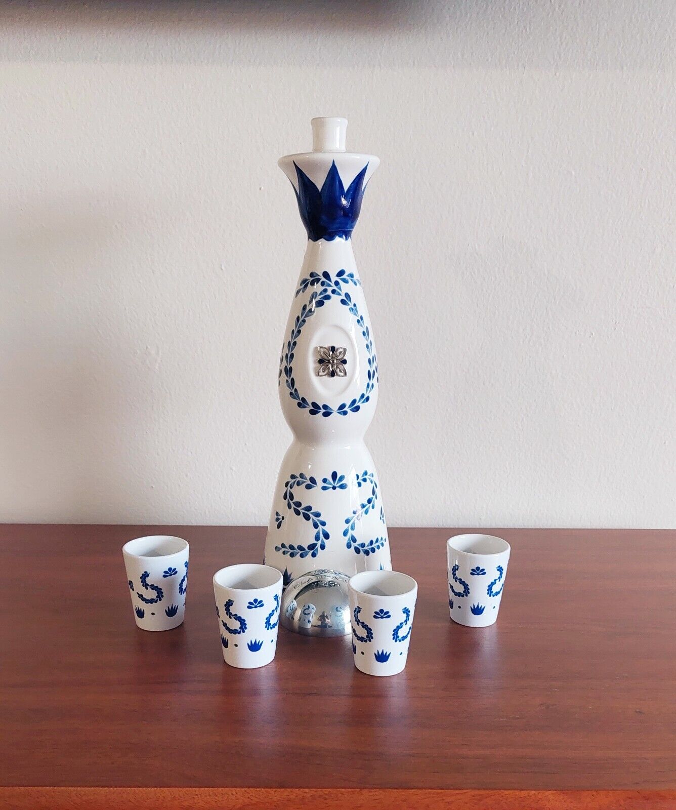 Blue Class, Empty Bottle with 4 shot glasses to serve. The gift of the moment
