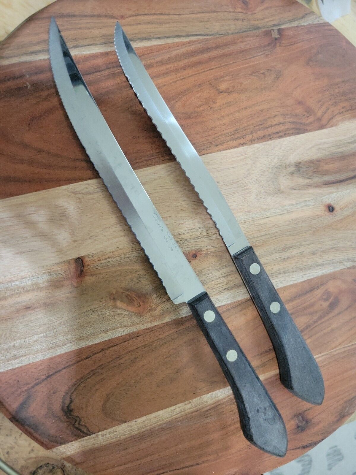 2 Oneida Deluxe Serrated Knife Set, Wood Handle