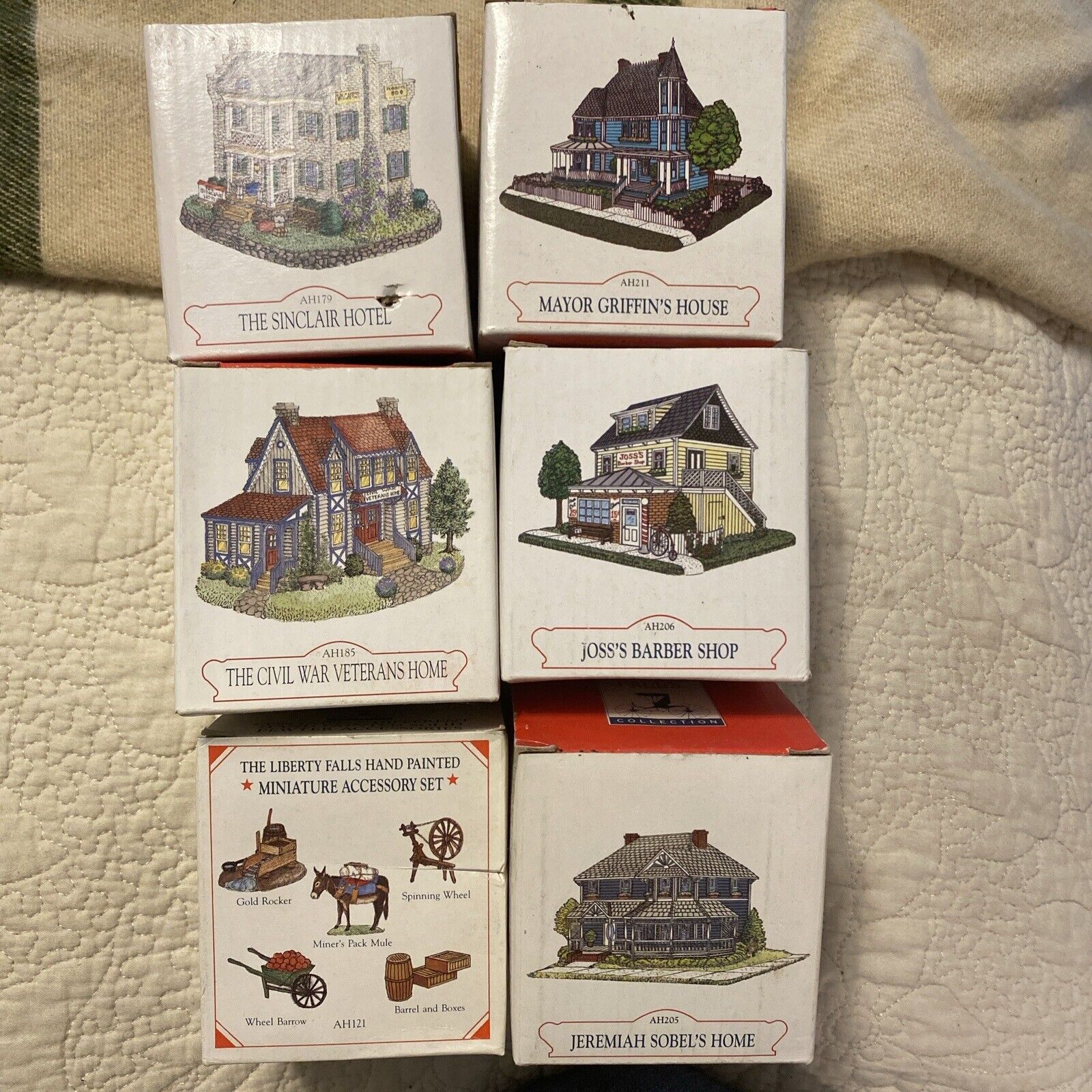 Lot of 6 Liberty Falls Collection Houses And Miniature Accessory Set