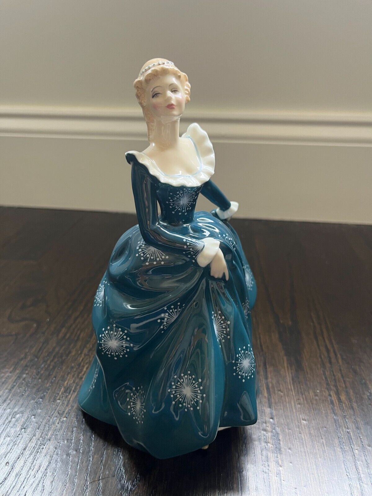 Royal Doulton Fragrance HN 2334 1965 Pretty Lady Figurine Statue