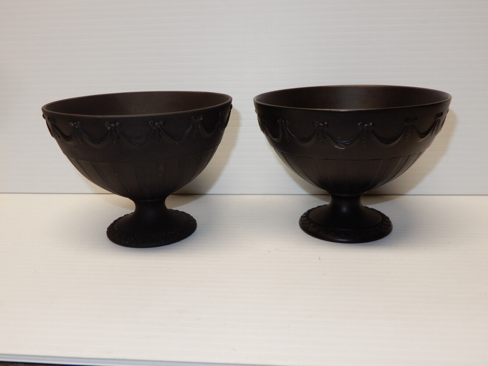 ANTIQUE WEDGWOOD BLACK BASALT PAIR OPEN CANDY DISHES CA. 1954