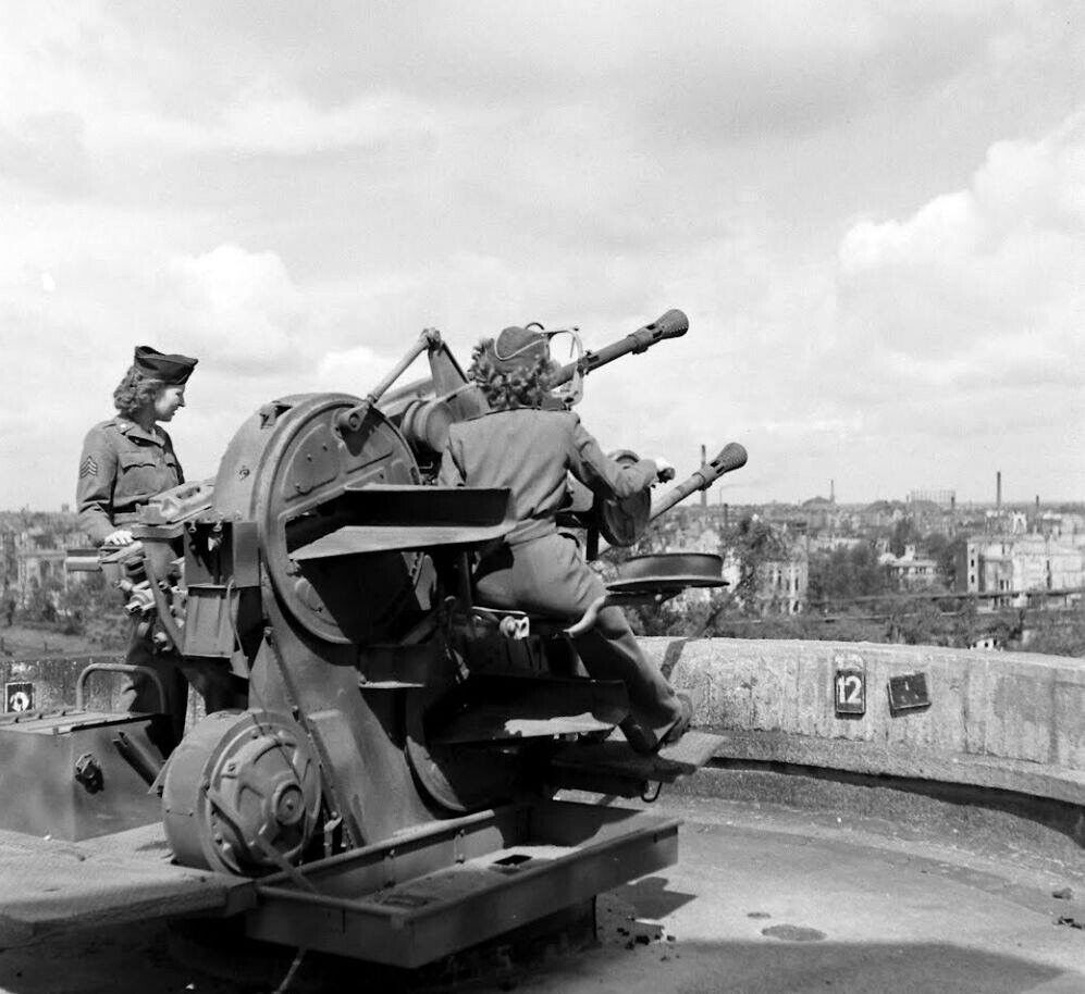 WW2 WWII Photo US Army WACS on Flak Tower Berlin  World War Two Wehrmacht 4309