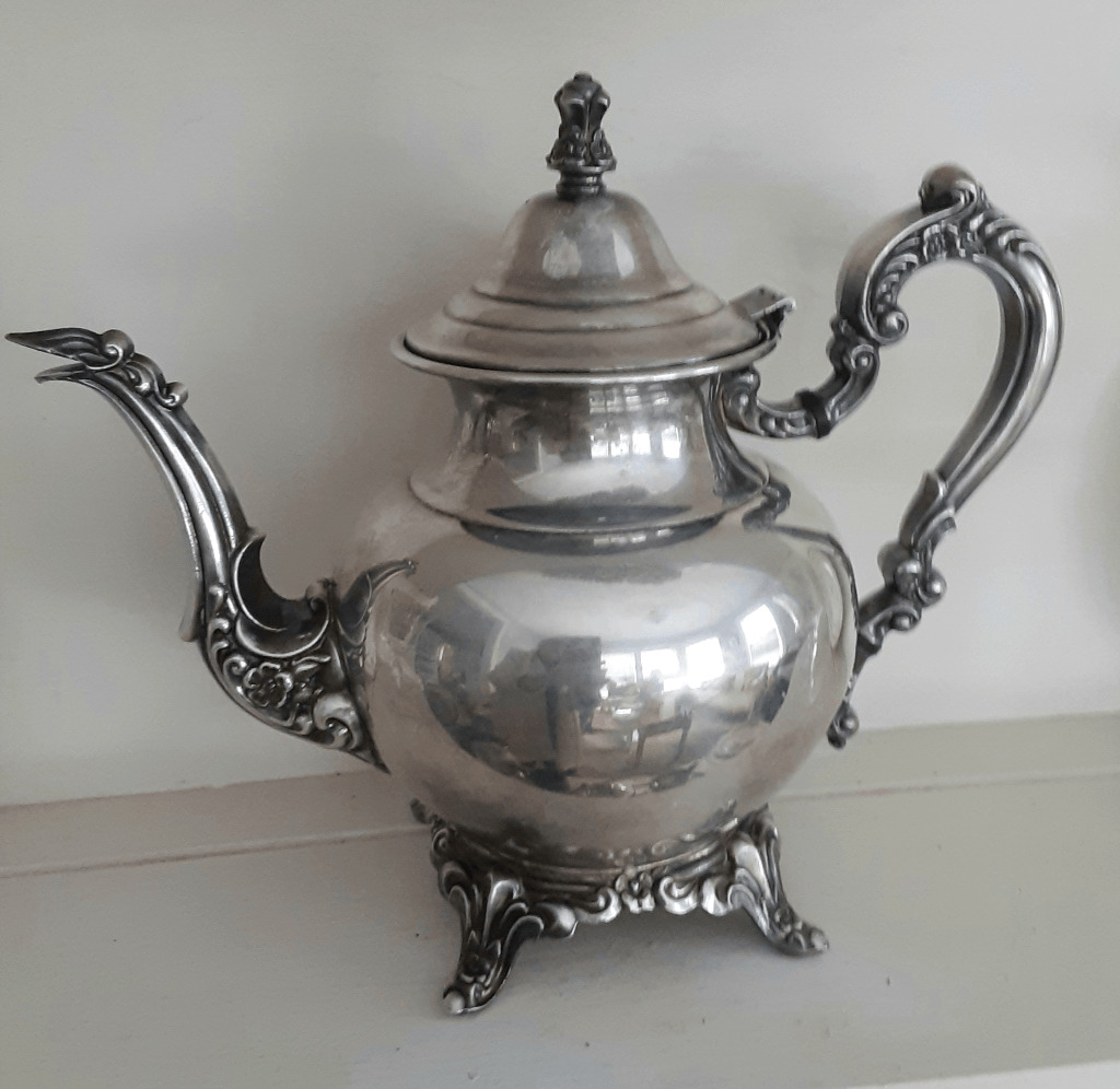 Royal Provincial vintage Oneida heavy silverplate teapot 9\