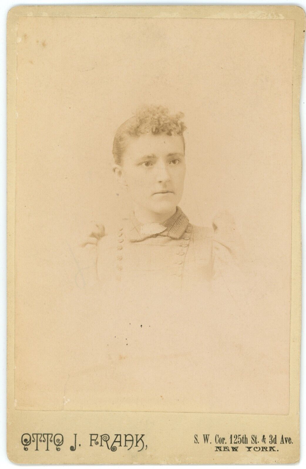CIRCA 1890\'S ANTIQUE CABINET CARD OF YOUNG WOMAN WITH CURLY HAIR IN DRESS