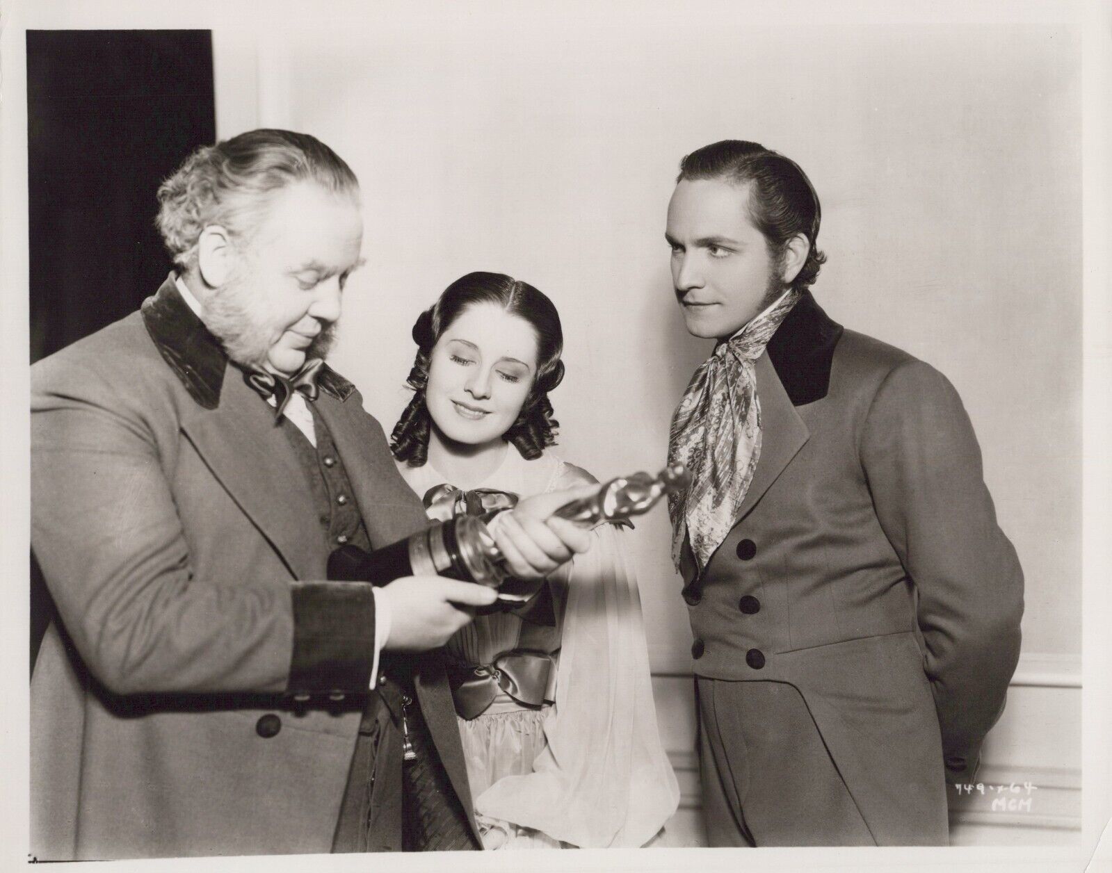 NORMA SHEARER + FREDRIC MARCH + CHARLES LAUGHTON CANDID OSCAR PHOTO 40s Photo 10