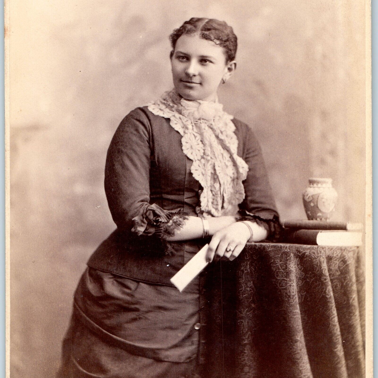 c1880s Chicago, IL Cute Smirk Young Lady Cabinet Card Photo Gehrig Book B18