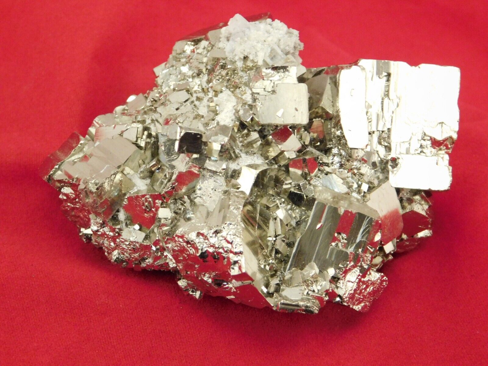 wOw Nice and 100% Natural Pyrite Crystal CUBE FLOATER Cluster Peru 260gr