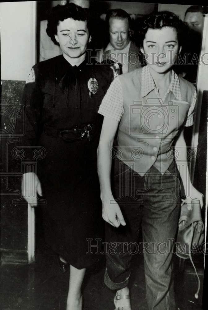 1953 Press Photo Actress Gail Russell with Female Police Officer - hpp32473